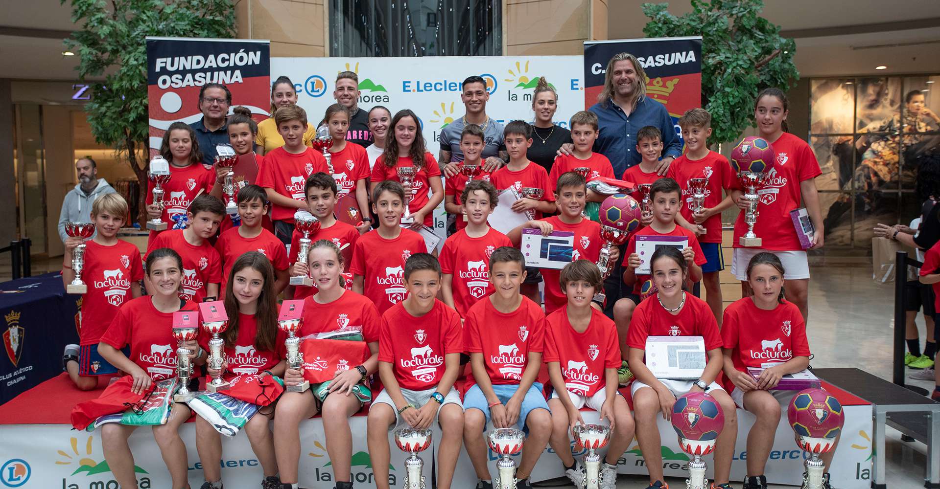 Nerea Tellería, Sara Carrillo, Brandon y Chimy Ávila entregaron los premios del fútbol plaza 2019