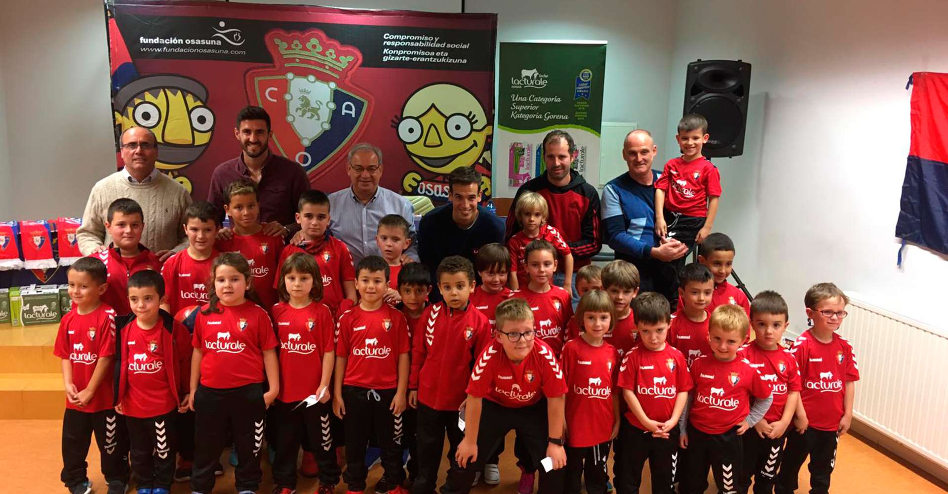 Comienzan las visitas de los jugadores del primer equipo a las sedes de la escuela de fútbol de la Fundación