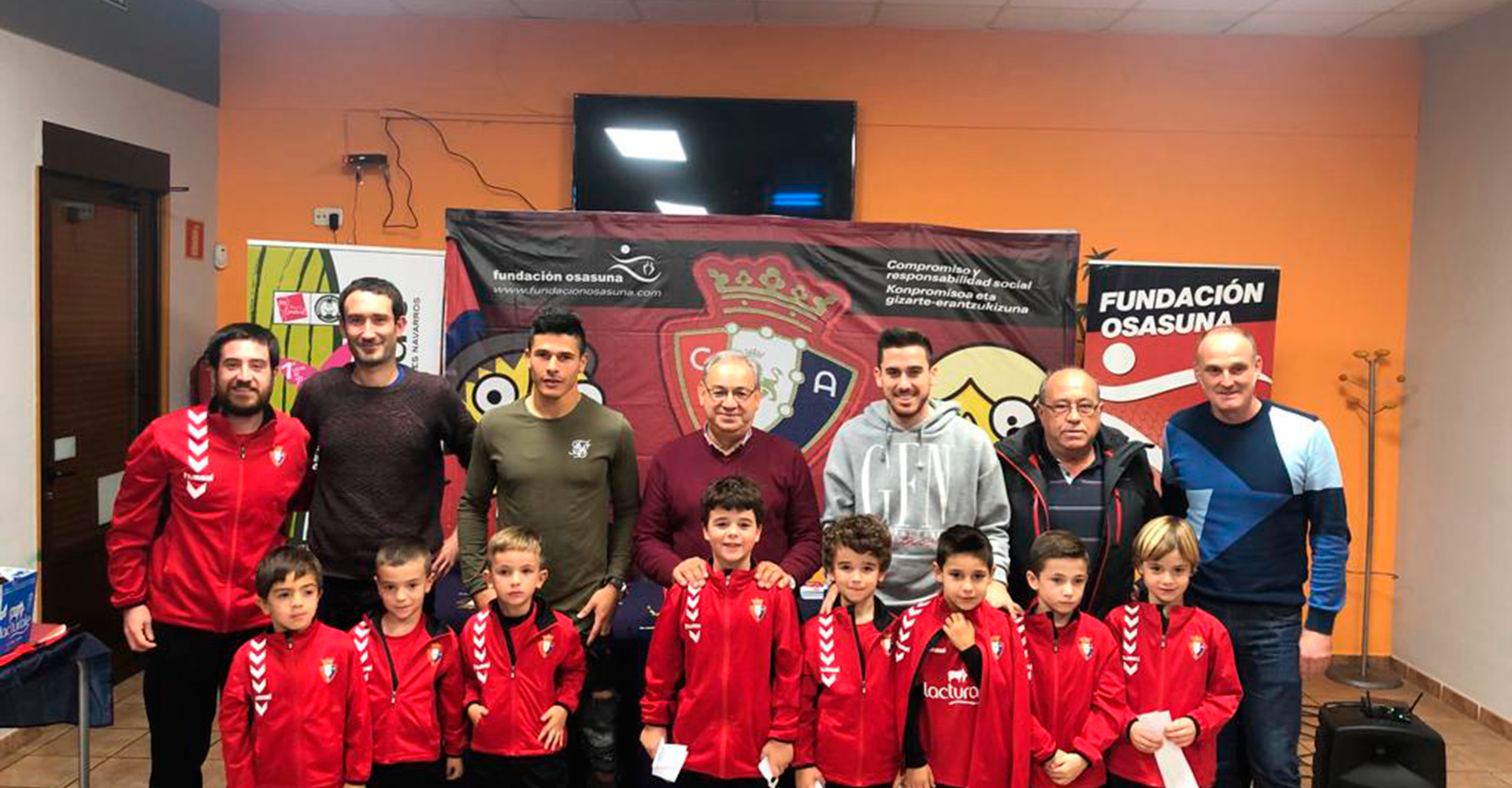 Roncaglia y Kike Barja visita las sedes de la escuela de fútbol de Mendigorría y Puente la Reina