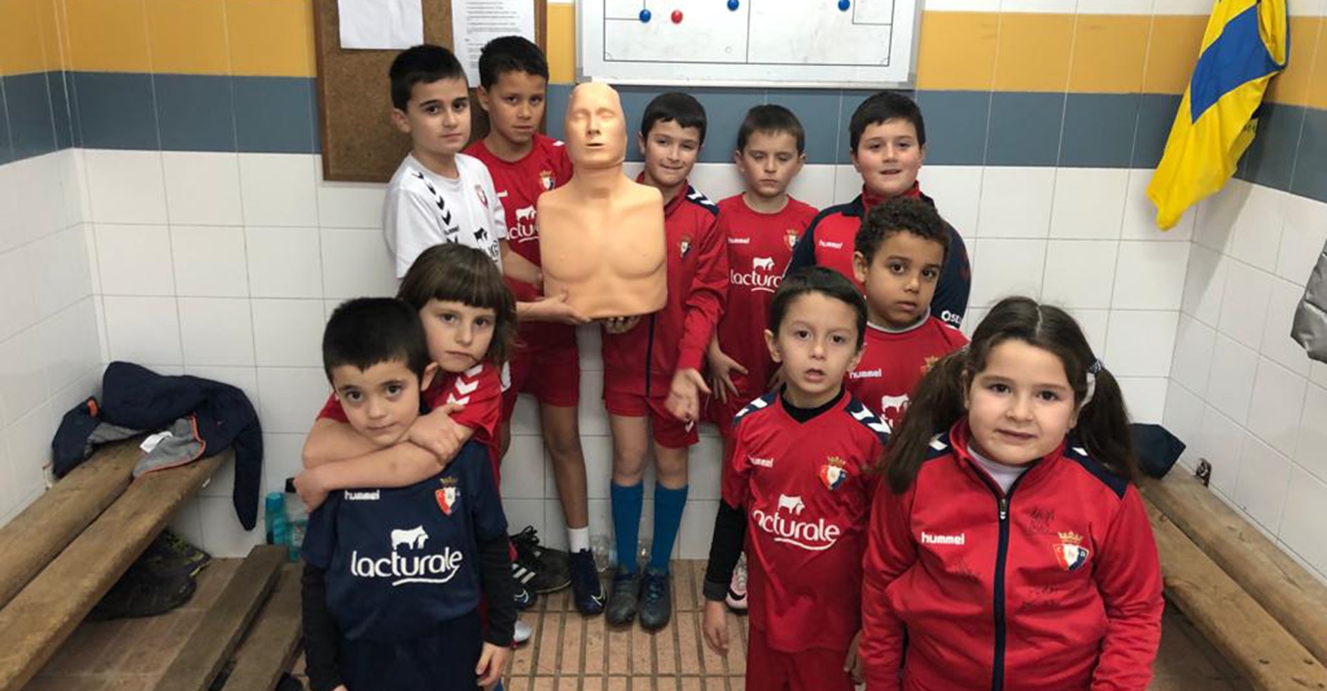 Los alumnos y alumnas de la escuela de fútbol reciben formación en primeros auxilios