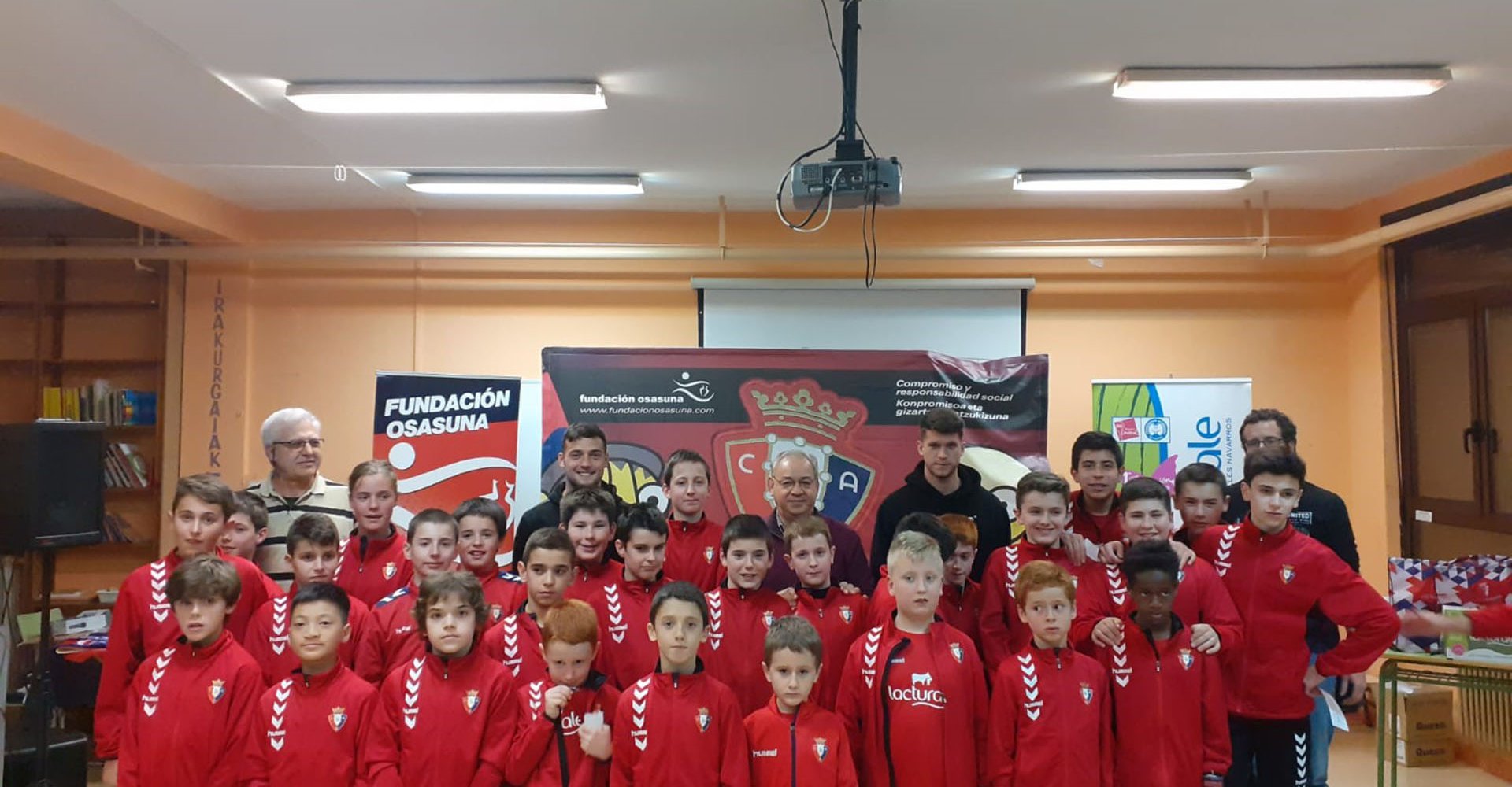 Los alumnos de la escuela de fútbol de Garralda reciben la visita de los jugadores Marc Cardona y José Arnaiz