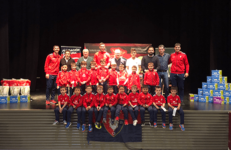 Jugadores del Club Atlético Osasuna visitaron las sedes de la escuela de Peralta y Marcilla