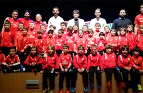  Los jugadores del Club Atlético Osasuna Roberto Torres y Adrián López visitaron la sede de la escuela de fútbol de Lodosa