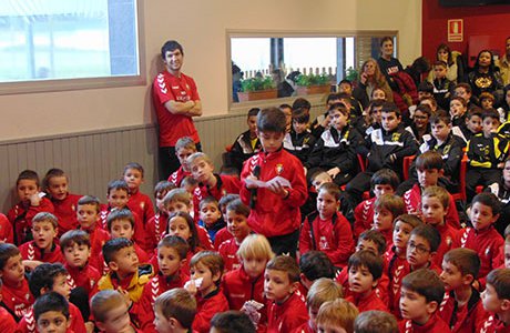 Osasuna visita la sede de la escuela de fútbol de Ayegui