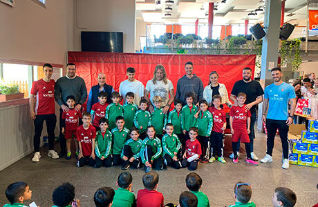Nahia Azpiazu, Aimar Oroz y Raúl García de Haro visitaron la sede de la escuela de fútbol de Ayegui